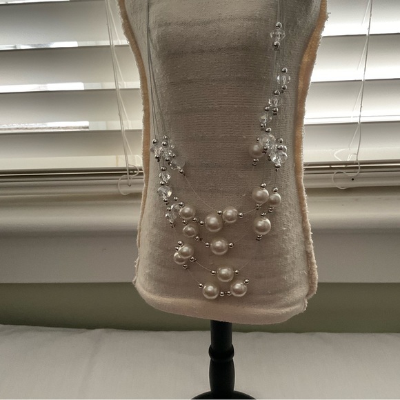 FLOATING FAUX  PEARLS NECKLACE IN MUILTI LAYERS - Picture 7 of 9